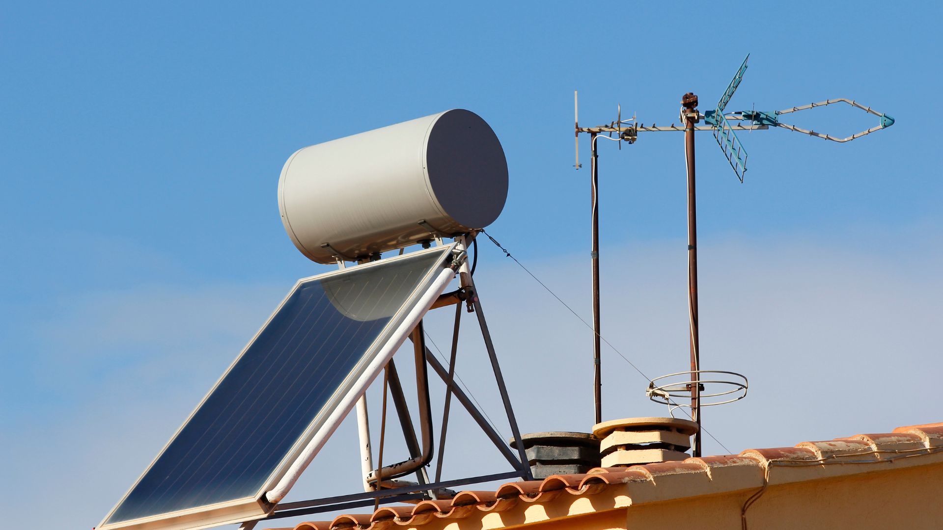 Solar thermal - image of panel with storage container on roof